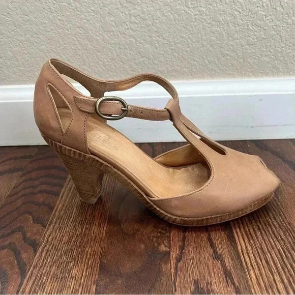 COCLICO Posey Tan Suede T-Strap Peep Toe Heels Shoes Size 37.5 Spain US 7-7.5 - Picture 4 of 16